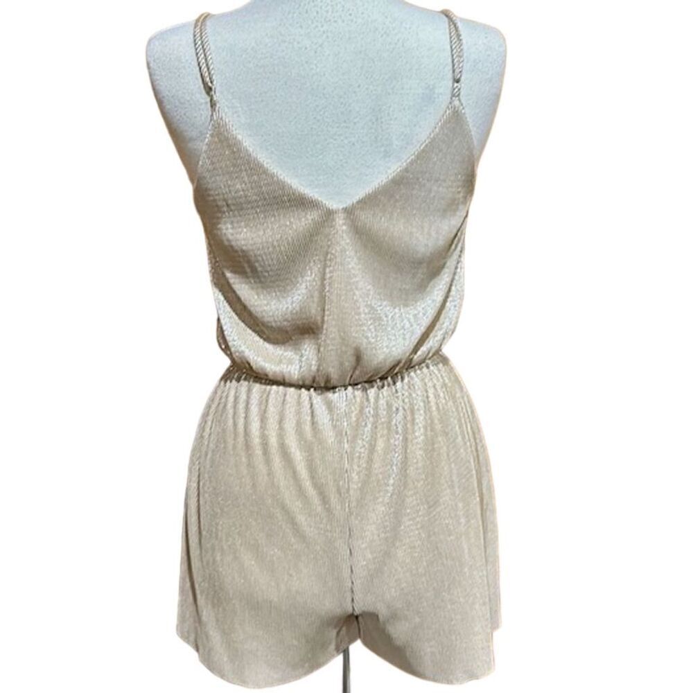 Everly Women's Gold Metallic Sleeveless Romper Size M - NWOT - Picture 3 of 6